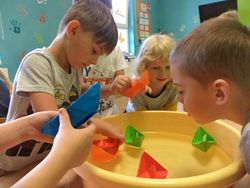 Przedszkolaki_wykonują_wakacyjne_łódki_metodą_origami